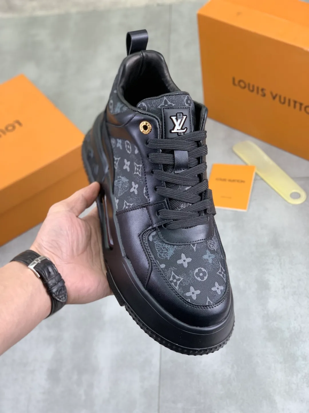 Men's men's shoes 💰P440 new style 💶【LOUIS VUITTON) new high top🍀LV Louis Vuitton *—— LV classic high top trendy shoes! Made of imported original soft calfskin, water-dyed pigskin lining. Original wear-resistant rubber outsole! High quality products! Code number: 38-44 Color: 2️⃣colors available